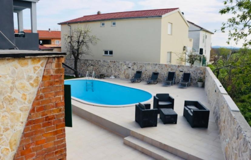 Iva Apartman Sa Bazenom Donji Zemunik Exteriör bild