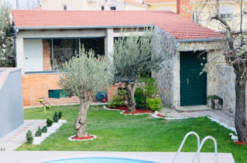 Iva Apartman Sa Bazenom Donji Zemunik Exteriör bild