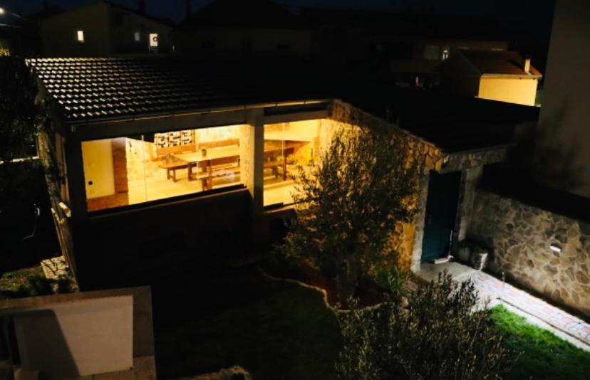 Iva Apartman Sa Bazenom Donji Zemunik Exteriör bild